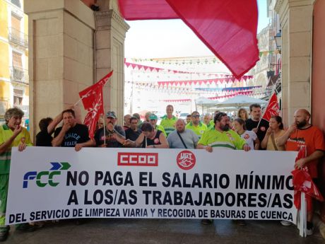 Los trabajadores de la Limpieza Viaria de Cuenca se concentran ante el Ayuntamiento para exigir que se les pague la subida del SMI que les corresponde