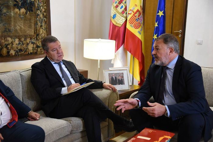 El presidente de Castilla-La Mancha, Emiliano García-Page, mantiene, en Toledo, una reunión de trabajo con el alcalde de Cuenca, Darío Dolz.