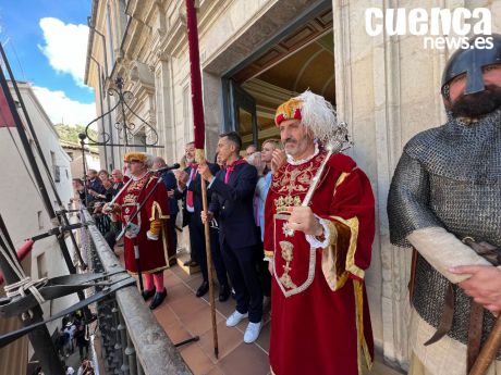 El Ayuntamiento recibe con honores el Pendón de Alfonso VIII