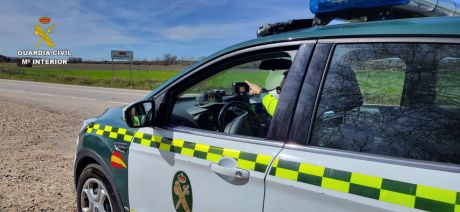 La Guardia Civil investiga a dos personas por conducir con exceso de velocidad en carreteras de la provincia