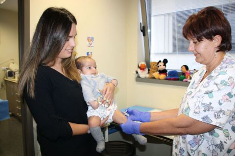 La campaña para inmunizar a los bebés frente a la bronquiolitis se desarrolla con normalidad y con buena aceptación de las familias