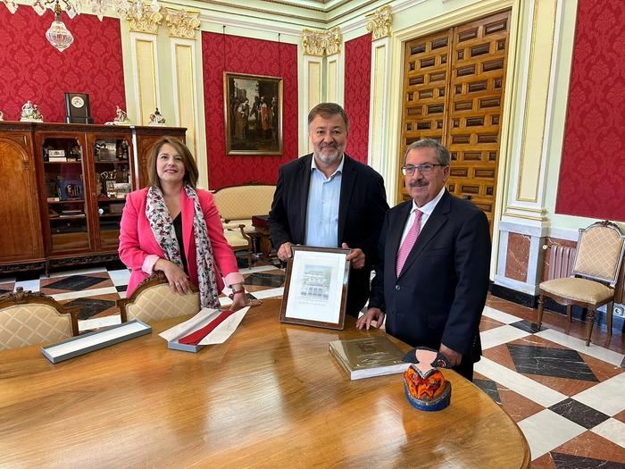 Dolz recibe al presidente del Consejo General del Poder Judicial en el Ayuntamiento