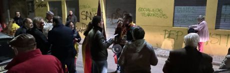 Protesta en la sede del PSOE en Cuenca en el día de la reelección de Pedro Sánchez como Presidente del Gobierno