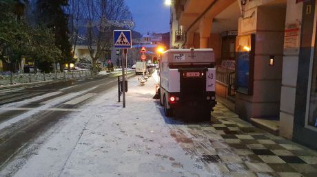 La capital cuenta con más de un centenar de efectivos, unos 40 vehículos y 200 toneladas de sal de cara a la campaña invernal