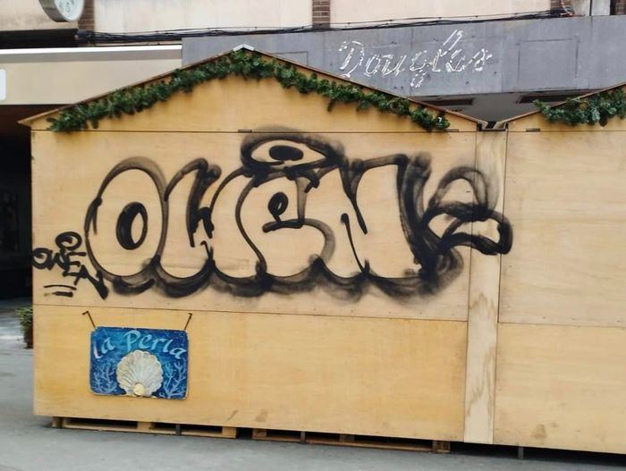 Los grafiteros se ceban con el mercado navideño de Cuenca