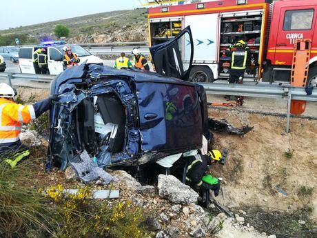 Dos jóvenes de 19 y 26 años mueren al colisionar dos turismos en un accidente de tráfico