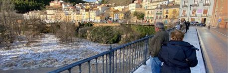 Las persistentes lluvias y el deshielo en la Serranía multiplican el cauce del río Júcar a su paso por Cuenca