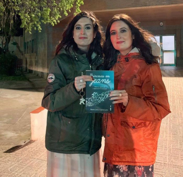 Laura Lara y María Lara en la biblioteca Luis Rius de Tarancón, tras el encuentro literario de “Princesas en jeans”
