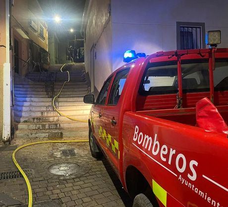 Un incendio en una vivienda de la calle Río Cabriel obliga a desalojar a los vecinos de la finca
 