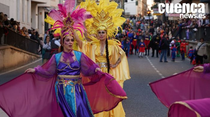 GALERÍA | El desfile de carnaval revoluciona las calles de Cuenca