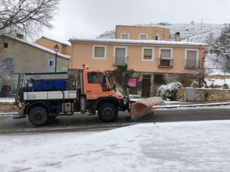 La primera nevada del año en Cuenca obliga a cortes viales y moviliza servicios de limpieza