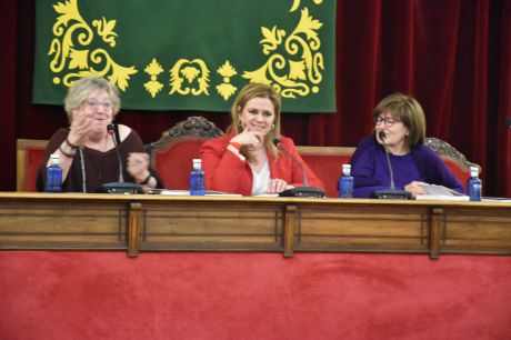 Luz González rinde homenaje a las ‘Mujeres en la Historia de Cuenca’ y presenta su libro