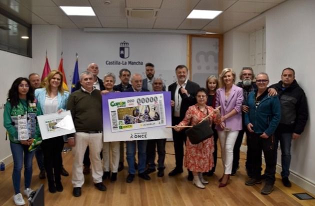 Las Turbas de Cuenca llevan sus tambores destemplados y clarines estridentes al cupón de la ONCE