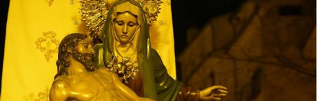 La primera luna de la primavera iluminó a Nuestra Señora de Las Angustias en su multitudinario traslado