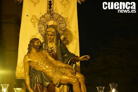 La primera luna de la primavera iluminó a Nuestra Señora de Las Angustias en su multitudinario traslado