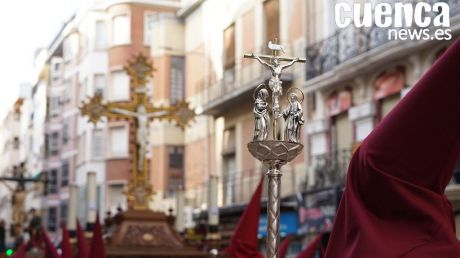 Pendientes del cielo en la procesión “En el Calvario”