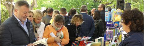 La Plaza de la Hispanidad se convierte en un mar de libros en la celebración del Día del Libro