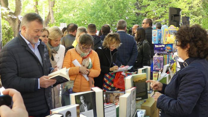 La Plaza de la Hispanidad se convierte en un mar de libros en la celebración del Día del Libro