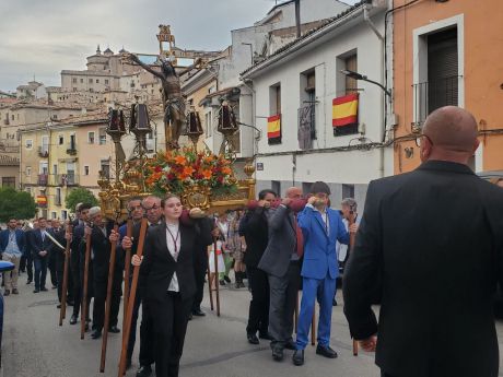 El Santísimo Cristo del Amparo procesiona por las calles de Los Tiradores en las fiestas de barrio