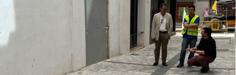 Gómez Cavero visita la Travesía de Sánchez Vera, que “estrena” el pavimento que se colocará en la zona centro