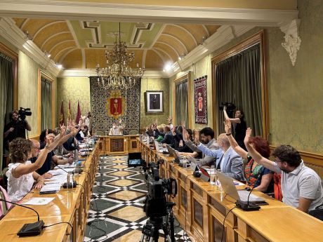 Unanimidad del Pleno en el nombramiento como Hijos Adoptivos de Cuenca a Joaquín Caparrós y a José López Martínez ‘Pepe el de la Playa’