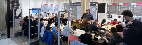 Tomás Bux imparte un taller de cerámica con niños y personas mayores dentro del programa de Entre Generaciones