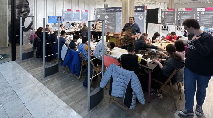 Tomás Bux imparte un taller de cerámica con niños y personas mayores dentro del programa de Entre Generaciones
