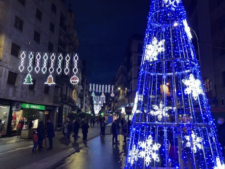 NaviCuenca da la bienvenida a la Navidad con un espectacular encendido del Árbol de Navidad