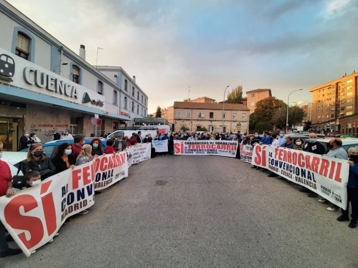 La Plataforma en Defensa del Ferrocarril Público y Social de Cuenca traslada al Parlamento Europeo la suspensión injustificada del servicio ferroviario en Cuenca
