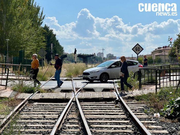 Paso a nivel de la línea del tren convencional a su paso por Cuenca