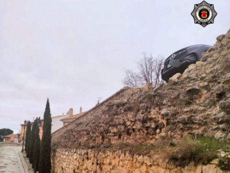 Un vehículo derriba parte del muro en la calle del Trabuco