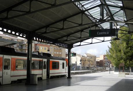 Los defensores del tren convencional denuncian un empeoramiento de la movilidad tras el cierre de la línea