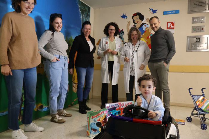 La solidaridad de los vecinos de Sotorribas llega en “un cochecito eléctrico de juguete” para los niños de Pediatría del Virgen de la Luz