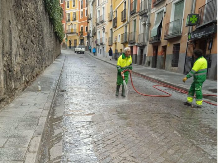 Un vertido en la calle Andrés de Cabrera afecta al tráfico en la zona baja de Alfonso VIII
 
