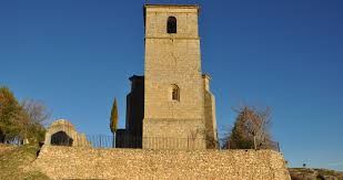 La iglesia y el castillo presiden el pueblo desde lo alto de la colina