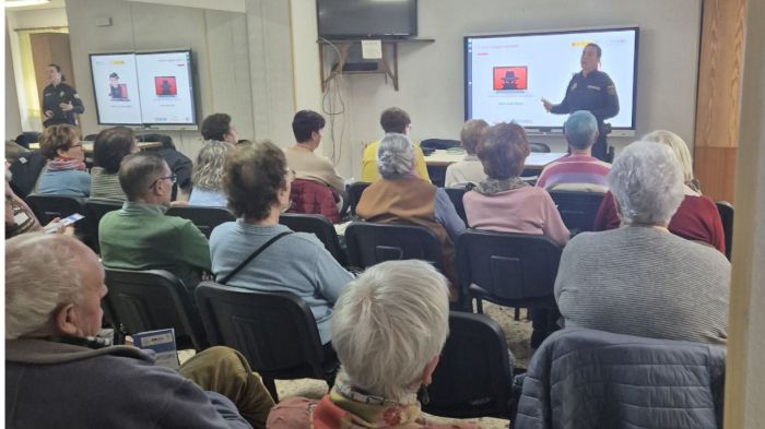 
La Policía Nacional guía a los mayores de Cuenca en el uso seguro de Internet 
