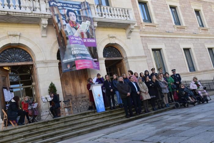 Los jardines del Palacio Provincial muestran la unidad institucional y social de Cuenca frente a la Violencia de Género