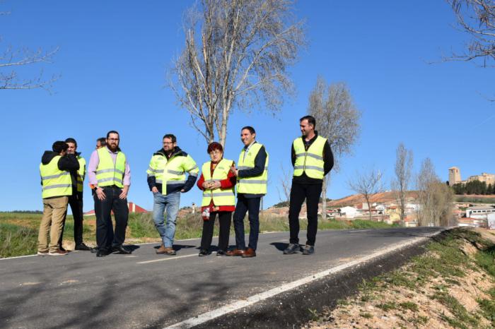 Martínez Chana inaugura la rehabilitación de la carretera que une Albaladejo del Cuende con la CM-9214
