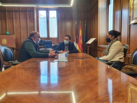 La Diputación ayuda al Ayuntamiento de Albendea en el diseño de su nuevo escudo heráldico y su bandera