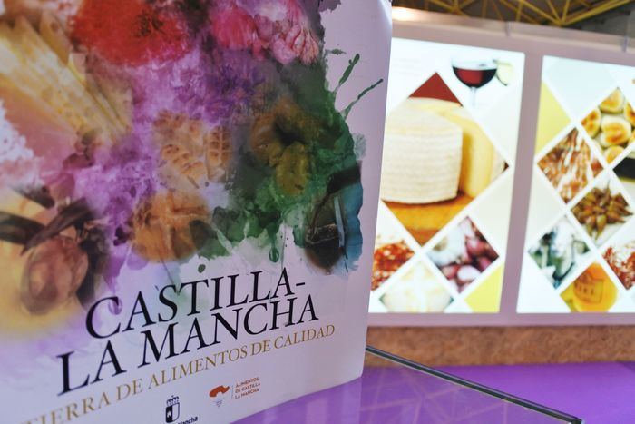 Se anima a consumir alimentos de Castilla-La Mancha durante estas fiestas y brindar con nuestros vinos