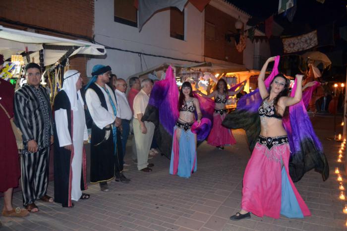 Almedina recrea su primera noche “mora” bajo la luz de 20.000 velas y con el zoco como escenario principal