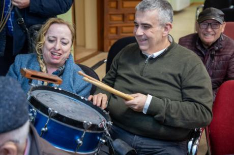 Una veintena de afiliados de la ONCE Cuenca disfrutan de una actividad multisensorial en el Museo nazareno