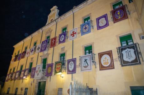 El Hospital de Santiago se engalana con los escudos de las hermandades de la Semana Santa
