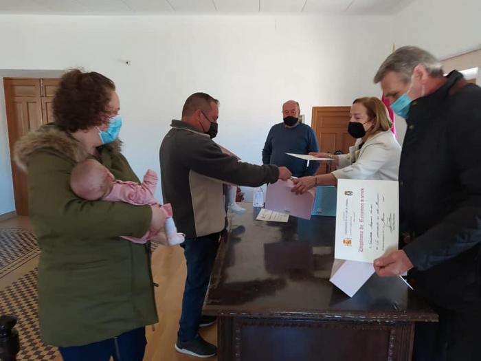 El Valle de Altomira da la bienvenida y premia a los tres bebés nacidos en 2020