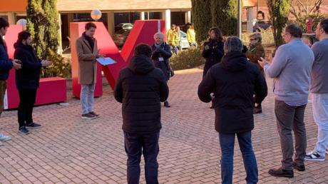 Los estudiantes instalan pancartas y lazos en diferentes espacios de la UCLM para concienciar y visibilizar la lucha contra el cáncer