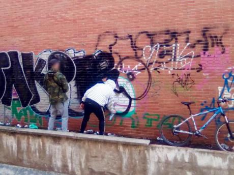 La Policía Local sorprende a dos personas realizando pintadas en una pared sin autorización