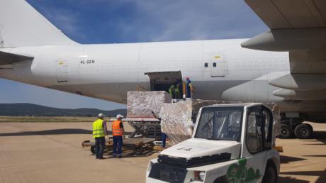 El corredor sanitario del Aeropuerto de Ciudad Real con China facilita la entrada de 26 millones de mascarillas con destino a las farmacias españolas