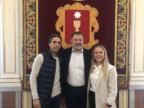 Dolz recibe a Alba Vicente Olmo, primer Premio Ciudad de Cuenca al Talento Joven