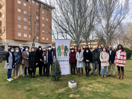 El alcalde felicita a Alcer en su 40 aniversario y participa en la plantación del Árbol de la Vida en agradecimiento a los donantes 