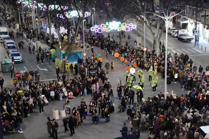 Casi medio millar de participantes han llenado de color y alegría las calles de Albacete en el desfile de Carnaval